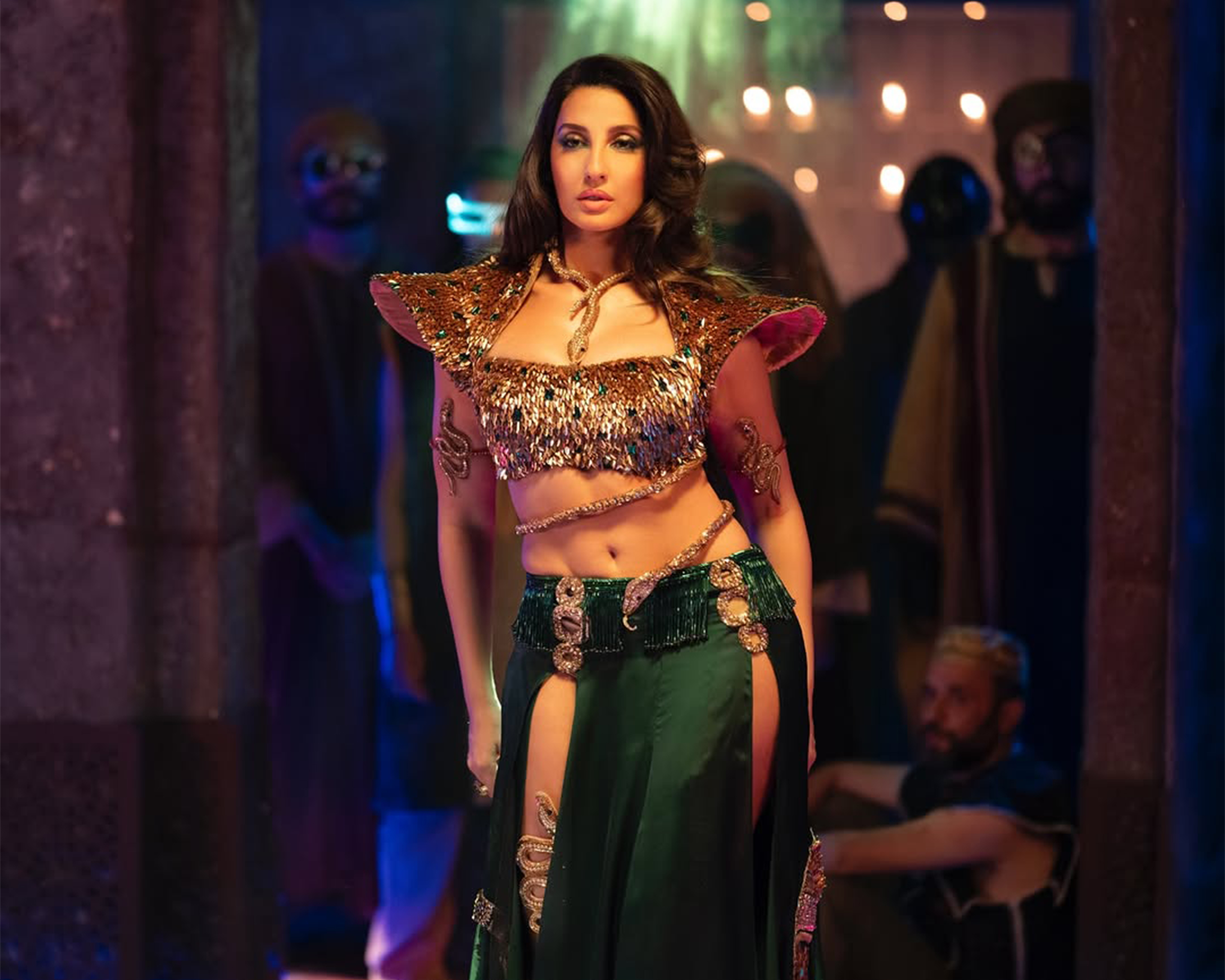 স্টেজে উঠলেই যেন অন্য এক নোরা। গানের বিটে তাল মেলাতে মেলাতে তাঁর এক্সপ্রেশন, জ্বলজ্বলে চোখ আর নিখুঁত স্টেপস দর্শকদের তাক লাগিয়ে দেয়।
