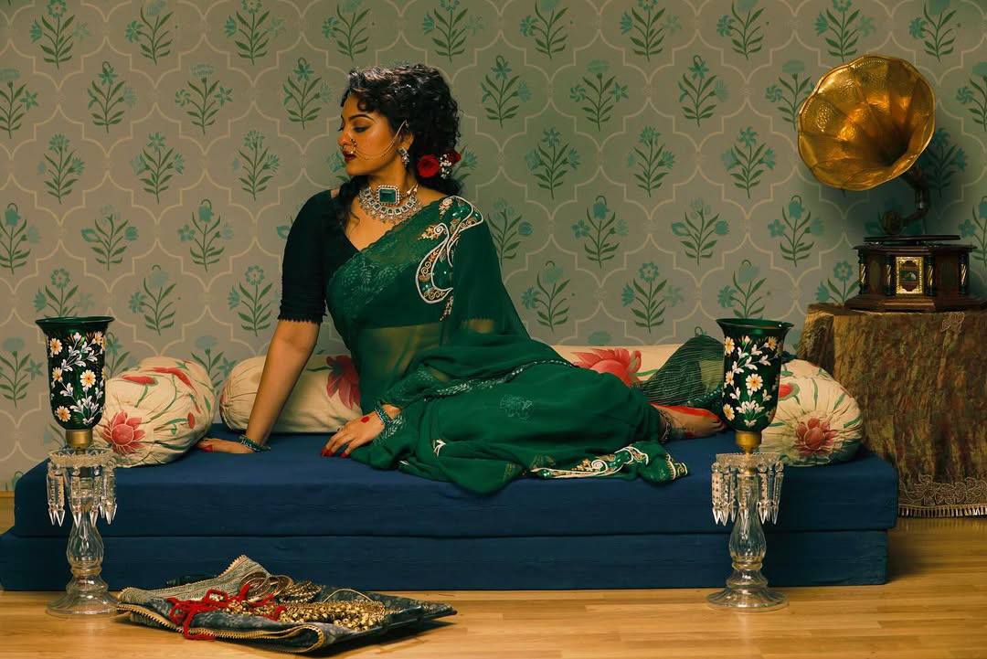ফ্যাশনে হাজার রঙের সোনাক্ষী। সোনাক্ষীর ফ্যাশন সেন্স এতটাই বৈচিত্র্যময় যে, তিনি ট্র্যাডিশনাল বা ওয়েস্টার্ন – যেকোনো লুকেই নিজেকে নতুনভাবে উপস্থাপন করতে জানেন এই অভিনেত্রী।