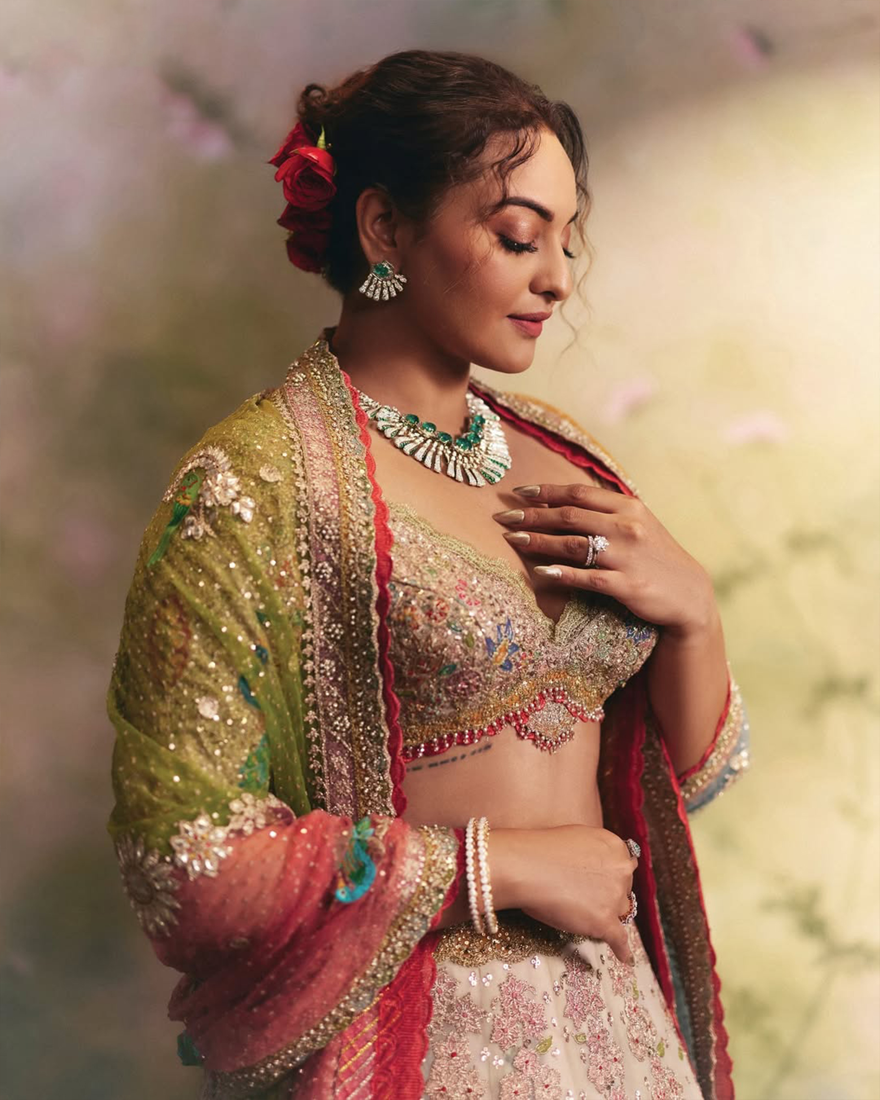 সোনাক্ষী সিনহা শুধু অভিনেত্রী বা ফ্যাশন আইকন নন, তিনি নিজের প্রতি ভালোবাসাএবং আত্মবিশ্বাসের এক অনন্য উদাহরণ। বলিউডে নিজের ক্যারিয়ারের শুরুর দিকে মিডিয়া এবং সোশ্যাল মিডিয়ায় সোনাক্ষীকে অনেকবার ফ্যাট-শেমিং এর শিকার হতে হয়েছে। ইনস্টাগ্রামে প্রায়ই তিনি এমন পোস্ট করেন, যা মানুষকে নিজের শরীর, নিজের ত্বক, নিজের flaws—সব কিছু ভালোবাসতে শেখায়। তিনি প্রমাণ করেছেন, আত্মবিশ্বাস এবং নিজের প্রতি ভালোবাসাই সবচেয়ে বড় স্টাইল।