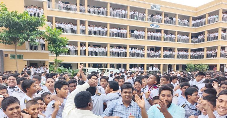 এসএসসি ফলাফলে নরসিংদীর নাছিমা কাদির মোল্লা হাই স্কুল অ্যান্ড হোমসের ৩২০ পরীক্ষার্থীর মধ্যে সবাই পেয়েছেন জিপিএ-৫। সর্বোচ্চ ফলাফলে শিক্ষার্থীদের ছিল বাধভাঙা উল্লাস। ছবি- সংগৃহীত