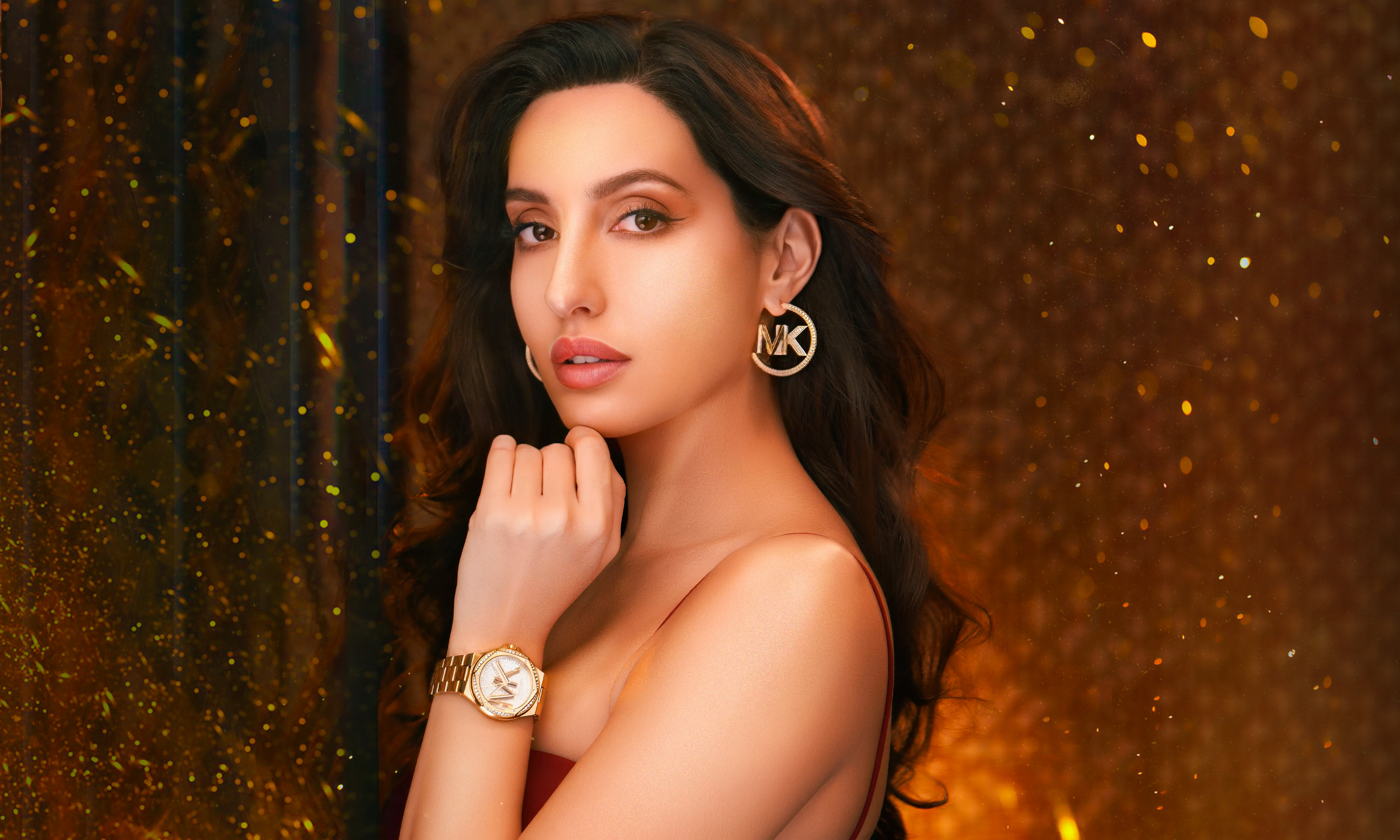  নোরা ফতেহি নামটা এখন বলিউডের গ্ল্যামার ও ডান্স দুনিয়ায় এক চেনা নাম। কানাডার মেয়ে হয়েও তিনি মুম্বাইয়ের ইন্ডাস্ট্রিতে নিজের জায়গা করে নিয়েছেন কঠিন পরিশ্রম আর অসাধারণ প্রতিভা দিয়ে। ডান্স ফ্লোরে নোরা মানেই আলাদা এনার্জি। তাঁর ‘দিলবর’, ‘সাকি সাকি’, ‘গারমি’র মতো গানের স্টেপস রীতিমতো ট্রেন্ডে পরিণত হয়েছে। শুধু নাচ নয়, অভিনয়েও নিজেকে প্রমাণ করার চেষ্টা করে যাচ্ছেন তিনি