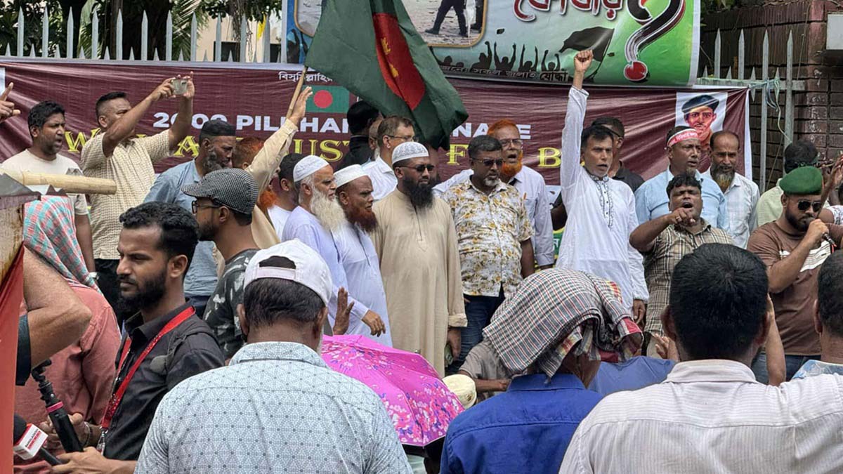 শাহবাগ জাতীয় জাদুঘরের সামনে অবস্থান নিয়েছেন চাকরিচ্যুত ও কারামুক্ত বিডিআর সদস্যরা। ছবি- সংগৃহীত