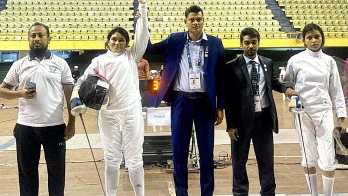 ‘ক্যাডেট উইমেন্স ইপি’ বিভাগে জান্নাতুল নাহার মাহিকে হারিয়ে স্বর্ণ জিতেন বেঙ্গল স্পোর্টস একাডেমির হয়ে খেলা ফাতেমা তুজ জোহরা। ছবি: সংগৃহীত