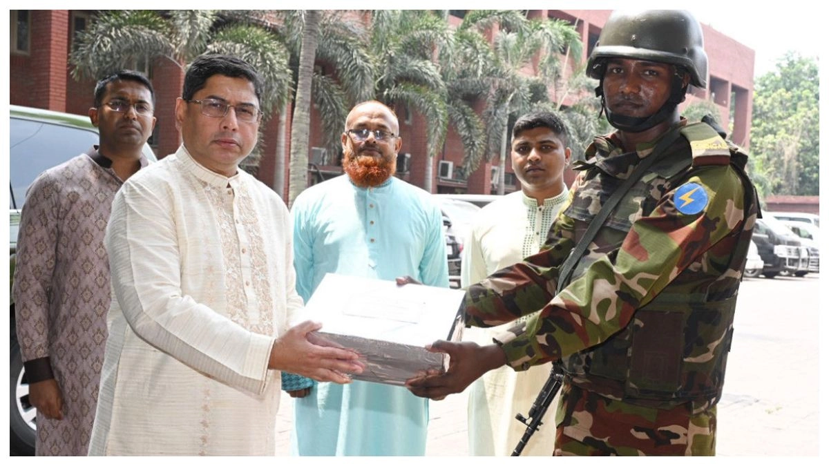 ঈদ উপলক্ষে সেনা ক্যাম্প পরিদর্শনে সেনাপ্রধান