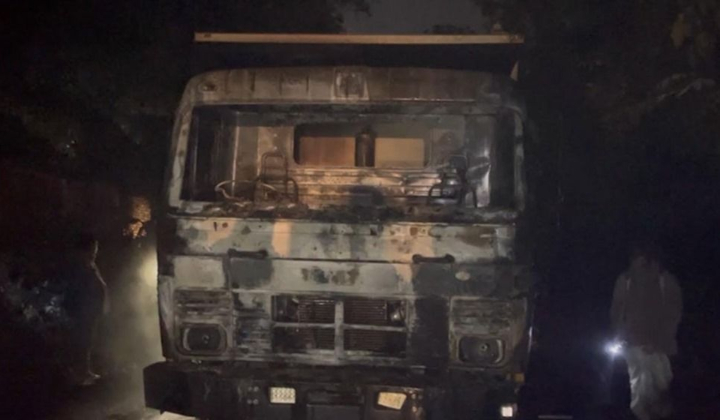 ড্রামট্রাক চাপায় নারীর মৃত্যু, ট্রাকে আগুন দিল জনতা