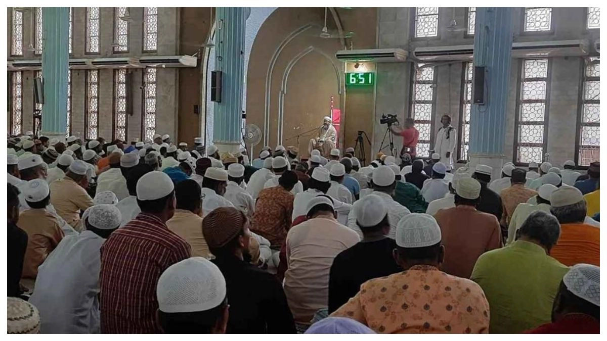 বায়তুল মোকাররমে ঈদের প্রথম জামাতে মুসল্লিদের ঢল