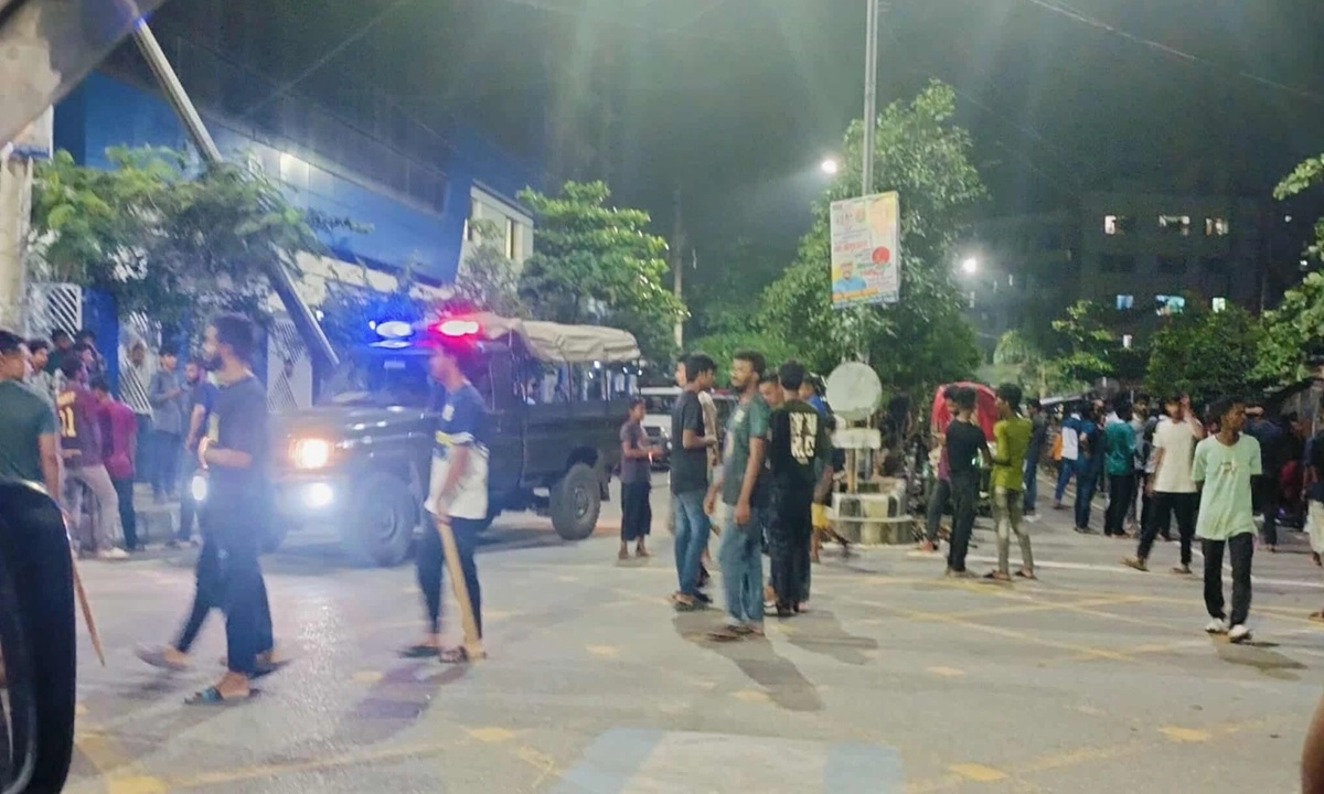 মাছের দামাদামি নিয়ে বাকবিতণ্ডার জেরে শিক্ষার্থীদের সাথে মাছ ব্যবসায়ীদের সংঘর্ষের ঘটনা ঘটে। ছবি- সংগৃহীত