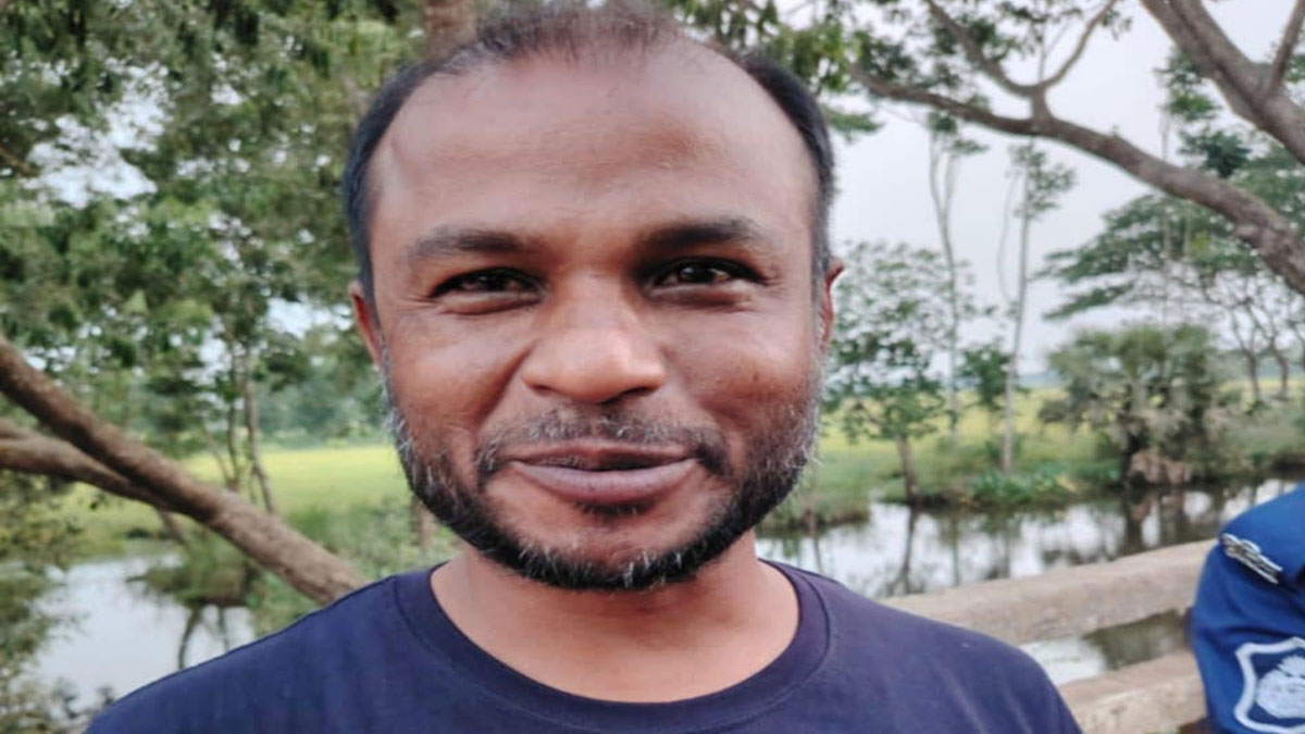 চৌদ্দগ্রামে ফসলি জমির মাটি কাটায় যুবক আটক