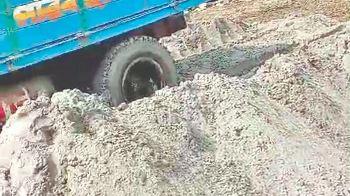 সাভারে বালু ভরাটে বাধা দেওয়ায় হত্যার হুমকি