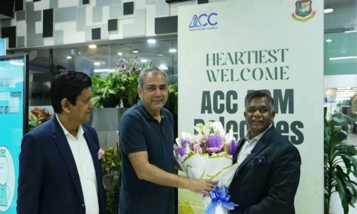 বিমানবন্দরে মহসিন নাকভিকে উষ্ণ অভ্যর্থনা জানান বাংলাদেশ ক্রিকেট বোর্ডের (বিসিবি) সভাপতি আমিনুল ইসলাম বুলবুল। ছবি- সংগৃহীত