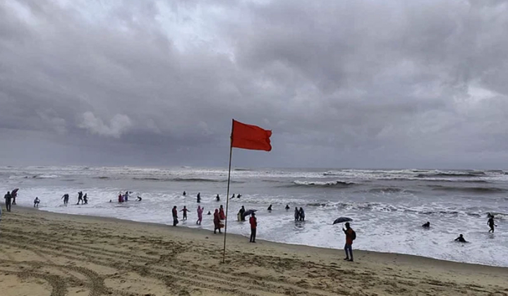 দেশের ৬ অঞ্চলে বজ্রবৃষ্টির আভাস, সমুদ্রবন্দরে সতর্ক সংকেত