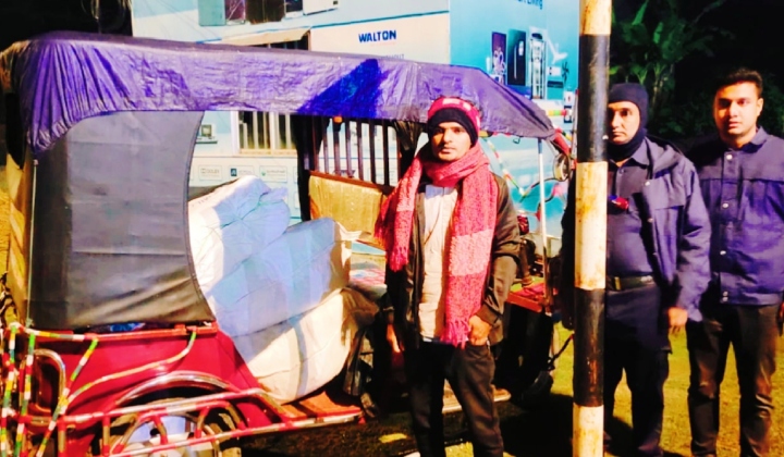 দুমকিতে তিন বস্তা পলিথিনসহ আটক ১