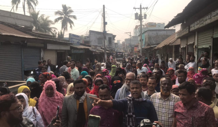 পাটকেলঘাটায় ভূমি কমিশনারের অপসারণের দাবিতে বিক্ষোভ