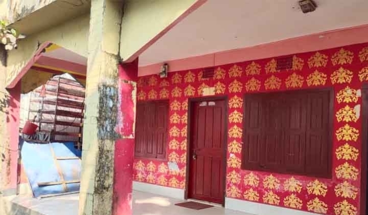 চেয়ারম্যানকে বের করে ইউপি কার্যালয়ে তালা