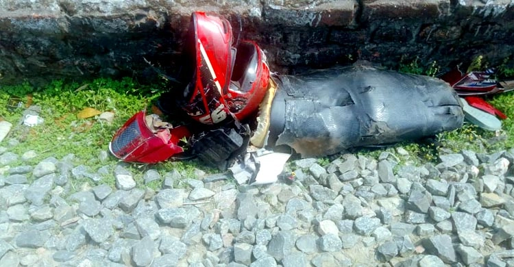 ঠাকুরগাঁওয়ে ট্রেনের ধাক্কায় ২ মোটরসাইকেল আরোহী নিহত
