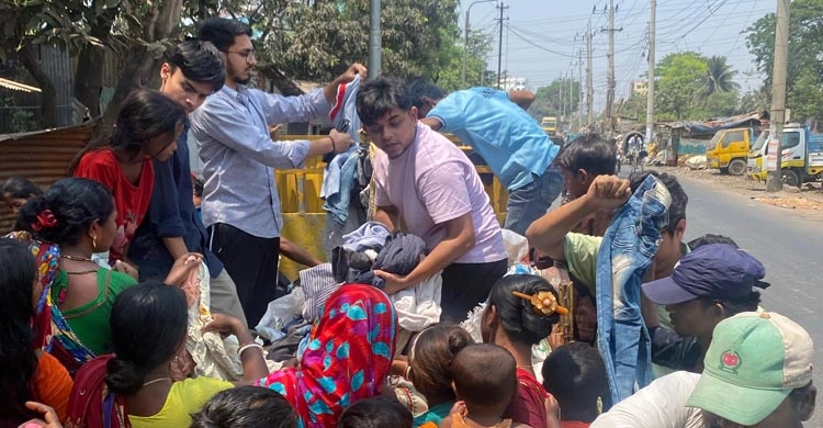 সুবিধা-বঞ্চিতদের জন্য চুয়েট শিক্ষার্থীদের বস্ত্রবিতরণ