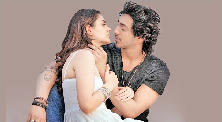 দর্শকের আগ্রহে ‘সাইয়ারা’ জুটি