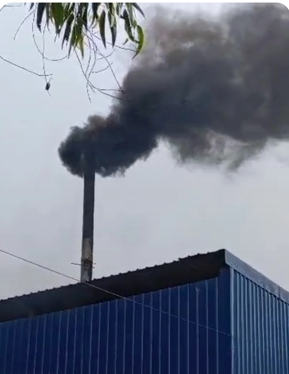 ফ্যাক্টরির বিষাক্ত ধোঁয়ায়  অতিষ্ঠ এলাকাবাসী