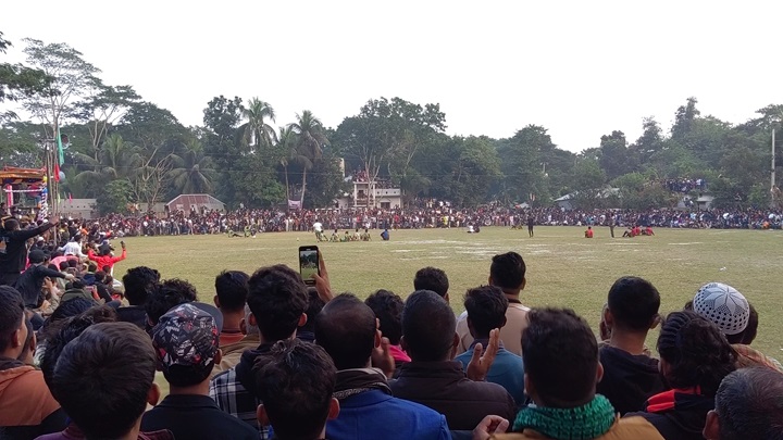 বিদেশি খেলোয়াড়দের ফুটবল খেলায় হাজার হাজার মানুষের ঢল