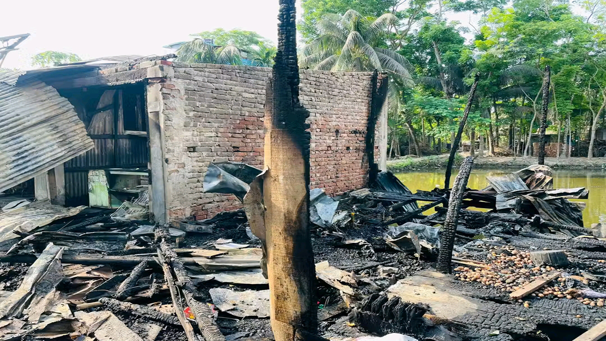 পটুয়াখালীতে অগ্নিকাণ্ডে পুড়ে গেল ১০টি ব্যবসাপ্রতিষ্ঠান