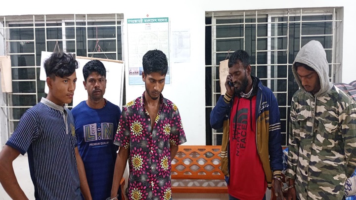 শরীয়তপুরে গাঁজাসহ আটক ৫
