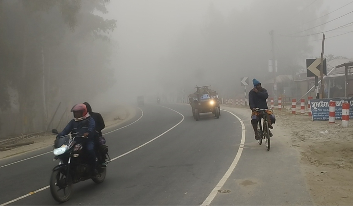 কনকনে ঠান্ডা ও ঘন কুয়াশায় কাহিল কুড়িগ্রামের জনজীবন