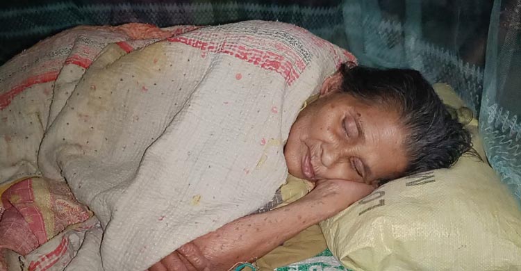 সম্পত্তির জন্য বৃদ্ধা মাকে ফেলে গেল ৮ সন্তান