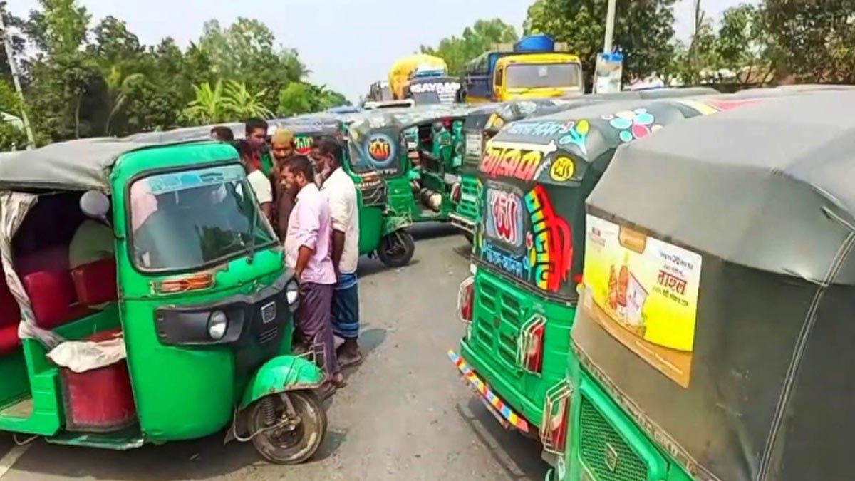 বগুড়ায় পুলিশের চাঁদাবাজি ঠেকাতে মহাসড়ক অবরোধ