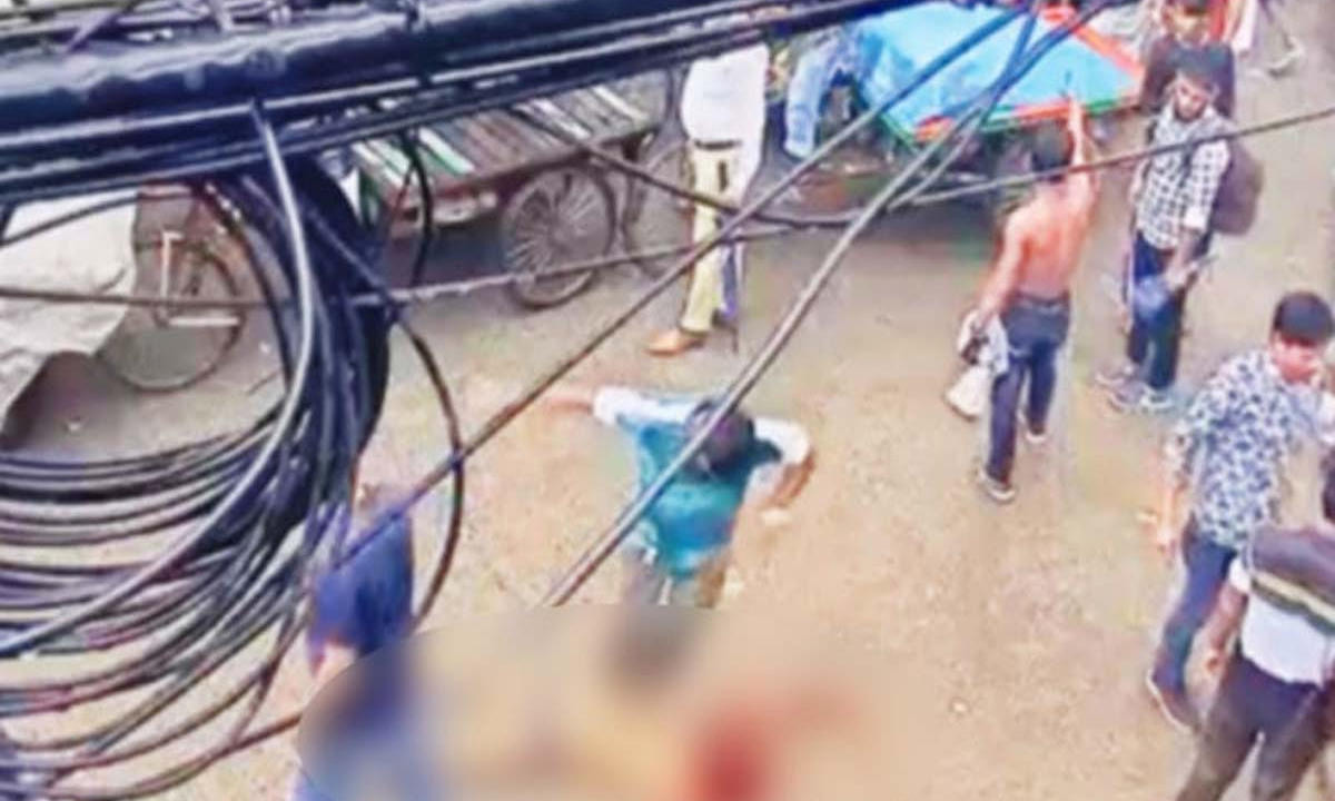 ঢাকার মিটফোর্ড হাসপাতালের ৩ নম্বর ফটকের সামনে জনসমক্ষে ব্যবসায়ীকে হত্যা করা হয়। ছবি- ভিডিও থেকে নেওয়া