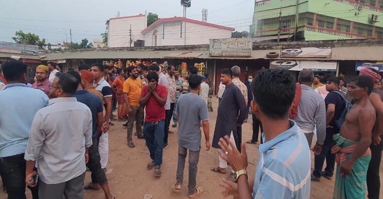 ঝিনাইদহ টার্মিনালে ম্যাজিস্ট্রেটকে অবরুদ্ধ, যাত্রীকে বেধড়ক মারধর