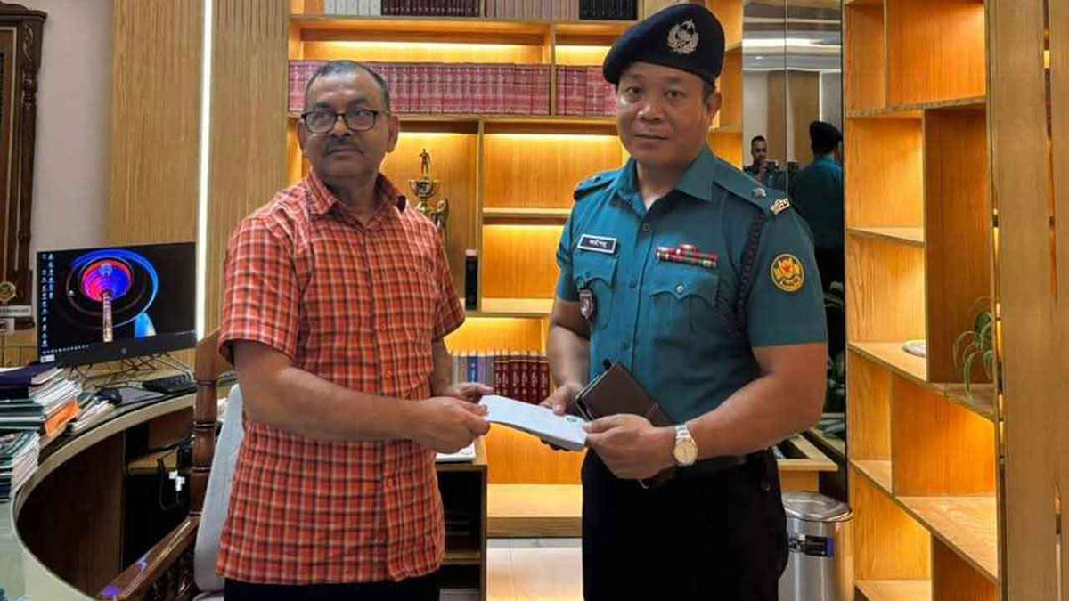 মব নিয়ন্ত্রণ করে পুরস্কৃত ধানমন্ডি থানার ওসি