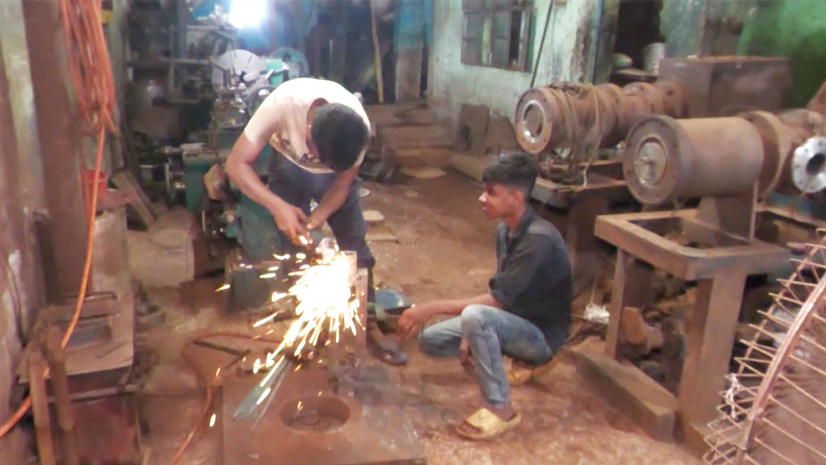 ২২ খাতে শ্রমিকদের মজুরি এখনো দারিদ্র্যসীমার নিচে