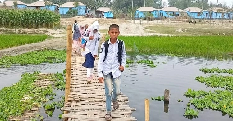 নিজ উদ্যোগে ভাসমান ড্রামের সেতু, দুঃখ ঘুচলো ২০ হাজার মানুষের