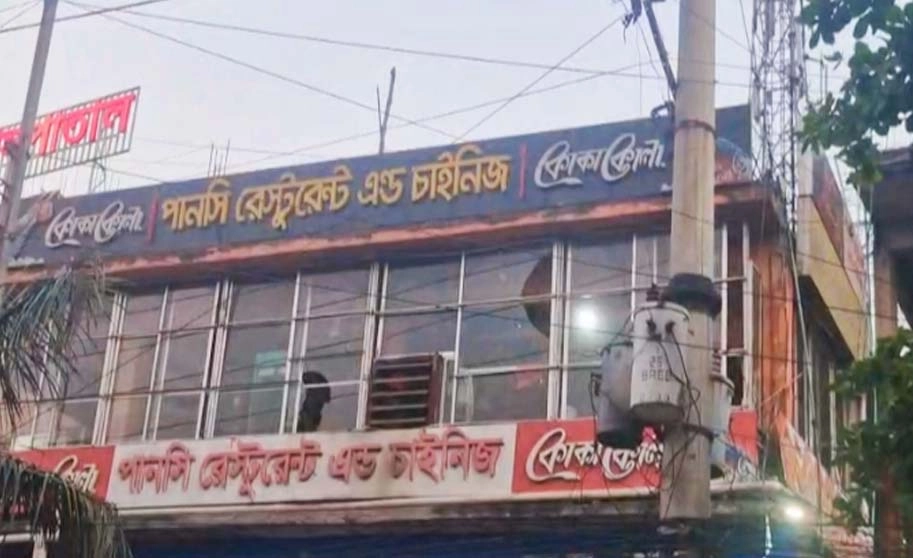 কোকাকোলার নাম থাকায় ইট-পাথর নিক্ষেপ, ভাংচুর