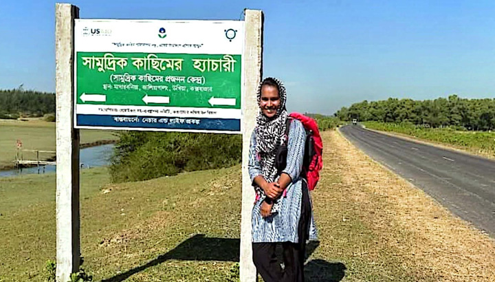 পায়ে হেঁটে টেকনাফ থেকে তেঁতুলিয়া যাচ্ছেন তাহুরা
