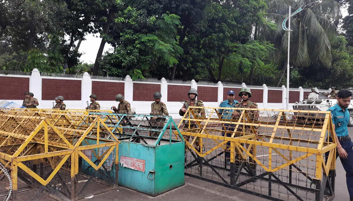 থমথমে বঙ্গভবন, সতর্ক সেনাবাহিনী-বিজিবি