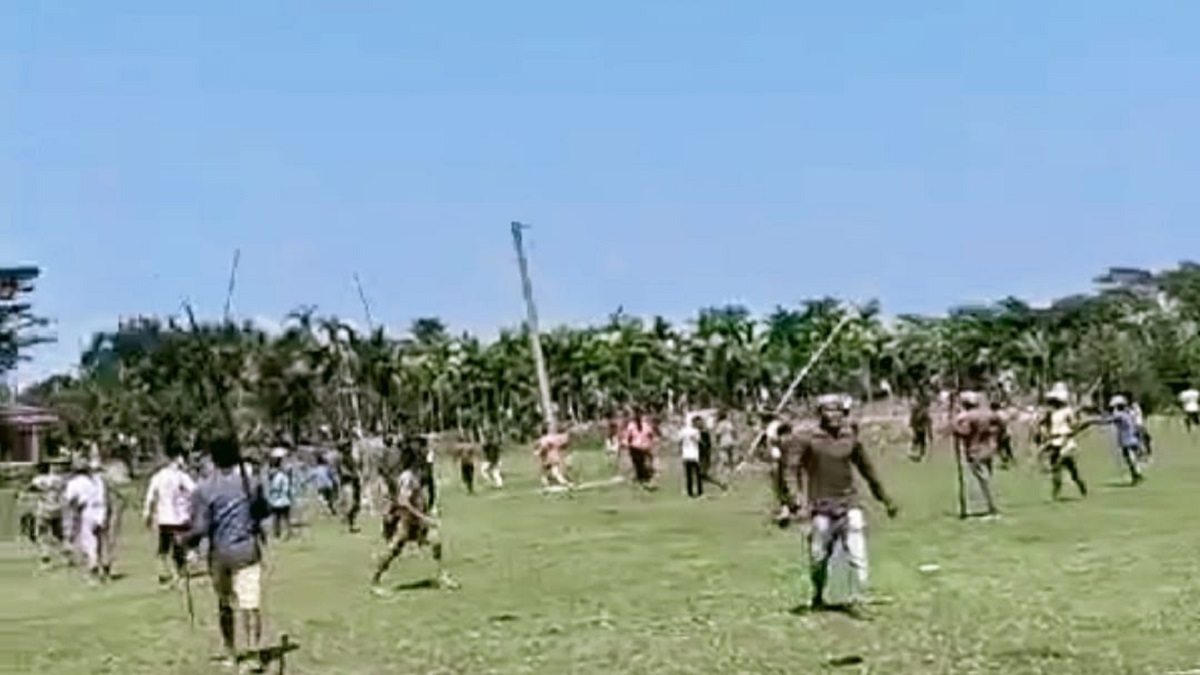 রোগীর গাড়িতে কান্নার শব্দে অপহরণ ভেবে আটকে দেয় গ্রামবাসী, অতঃপর...