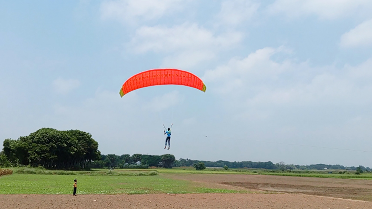 নিজের তৈরি প্যারাগ্লাইডারে আকাশে উড়লেন মারুফ