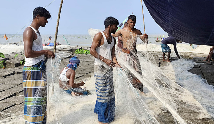 মধ্যরাতে উঠছে নিষেধাজ্ঞা, ইলিশ ধরায় প্রস্তুত জেলেরা