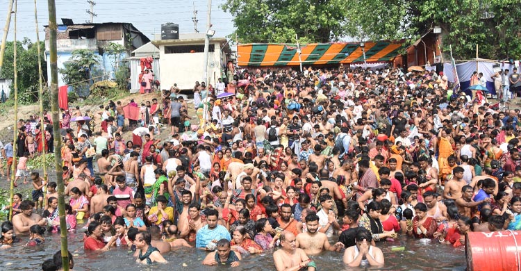 লাঙ্গলবন্দে মহা অষ্টমীর স্নানে লাখো পুণ্যার্থীর সমাগম