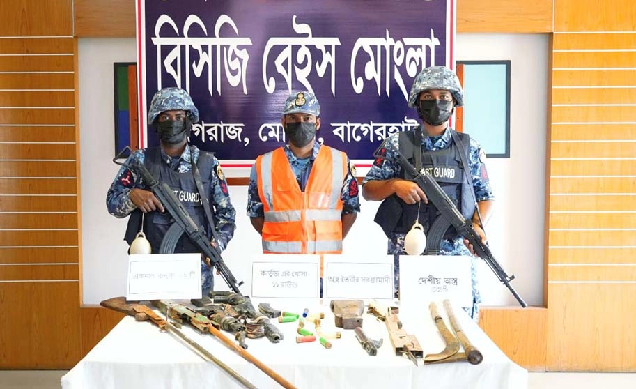 সুন্দরবনে কোস্টগার্ডের অভিযান, অস্ত্র ও গুলি উদ্ধার