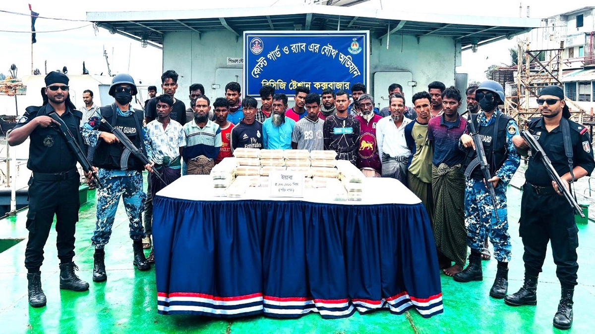 কক্সবাজারে ফিশিং ট্রলার থেকে ইয়াবাসহ আটক ২১