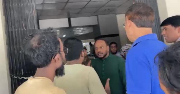 ছুটিতে রাবির হল খোলা রাখার দাবি, ধস্তাধস্তিতে আহত ১