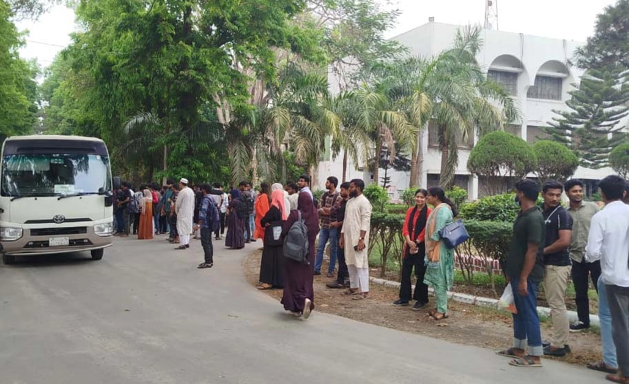 লম্বা ছুটি শেষে ইবি চিরচেনা রুপে
