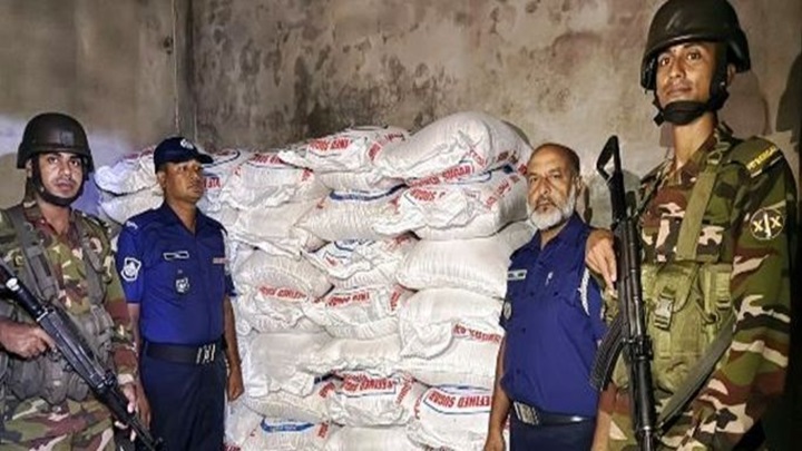 যৌথবাহিনীর হাতে আড়াই লাখ টাকার ভারতীয় চিনি উদ্ধার