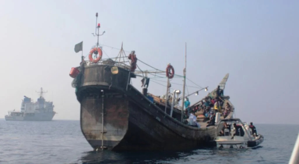 বাংলাদেশের জলসীমায় ইলিশ ধরতে ভারতীয় জেলেদের দাপট