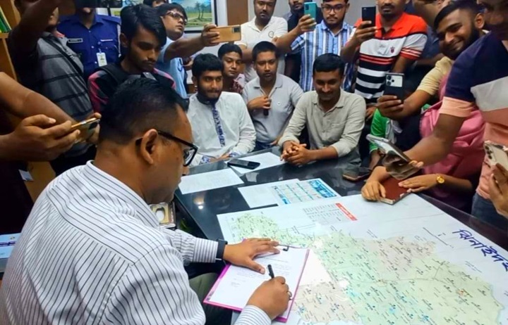 ঝিনাইদহে ছাত্র আন্দোলনে অফিস ত্যাগ করলেন জেলা প্রশাসক