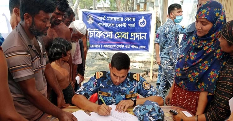 সাতক্ষীরায় প্লাবিত এলাকায় ত্রাণ সামগ্রী বিতরণ করেছে কোস্ট গার্ড
