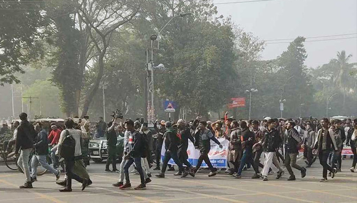 শহীদ মিনারে জড়ো হচ্ছেন শিক্ষার্থীরা