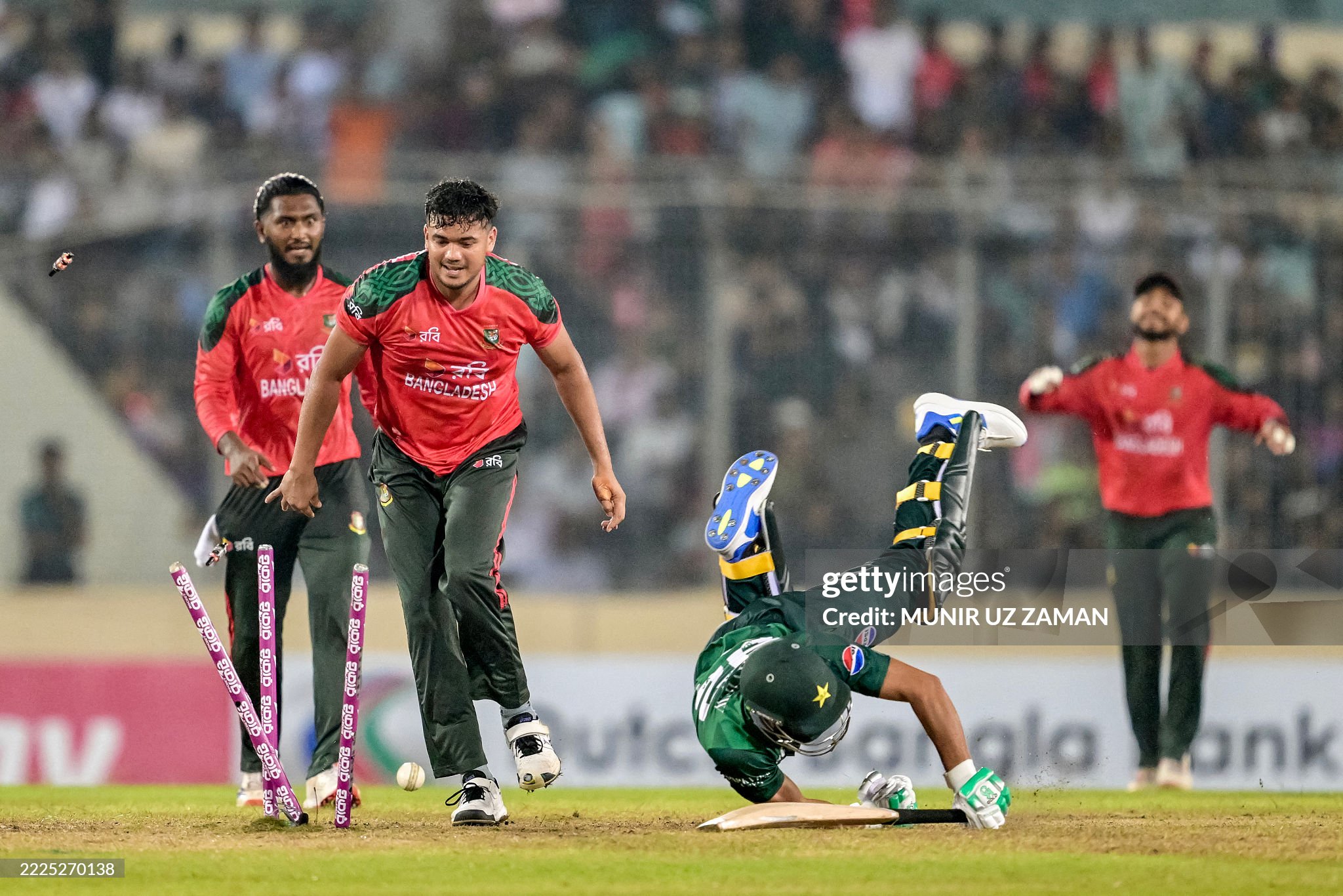 মিরপুরে উজ্জ্বল তাসকিন-মোস্তাফিজ